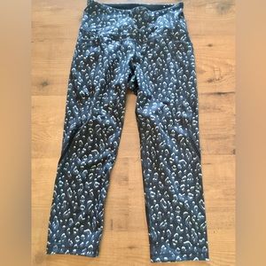 Old Navy dark camo leopard Capri legging.